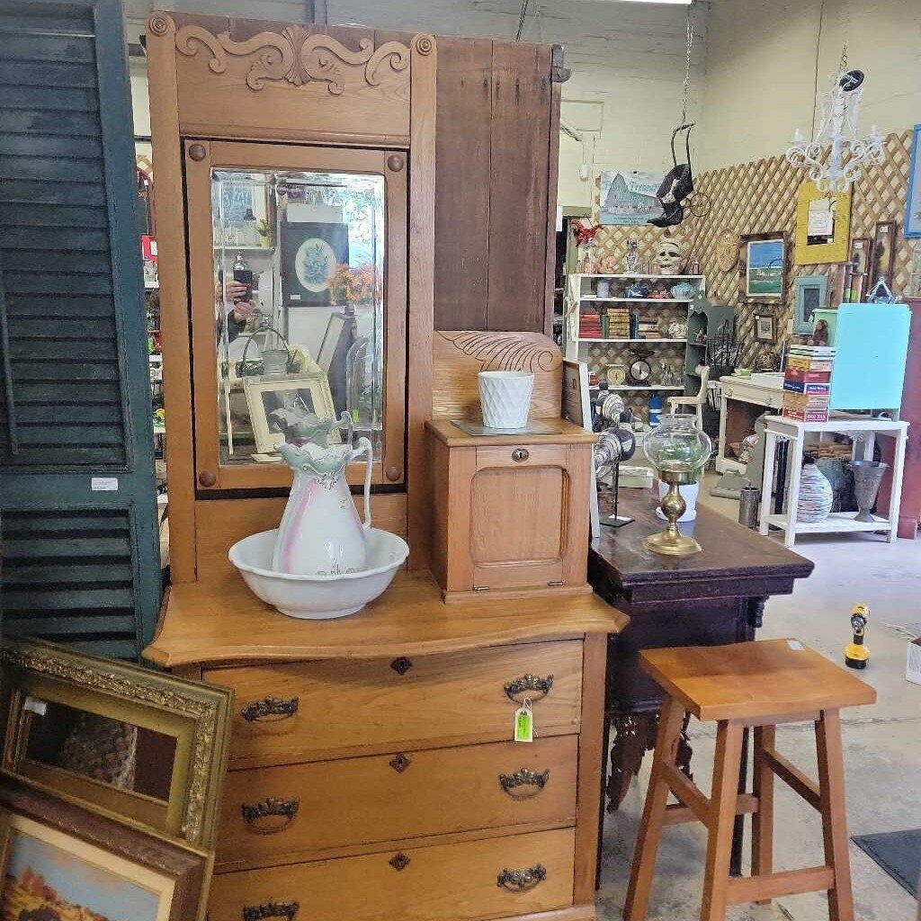 Gentlemens Dresser w/Mirror (YVO) (510)
