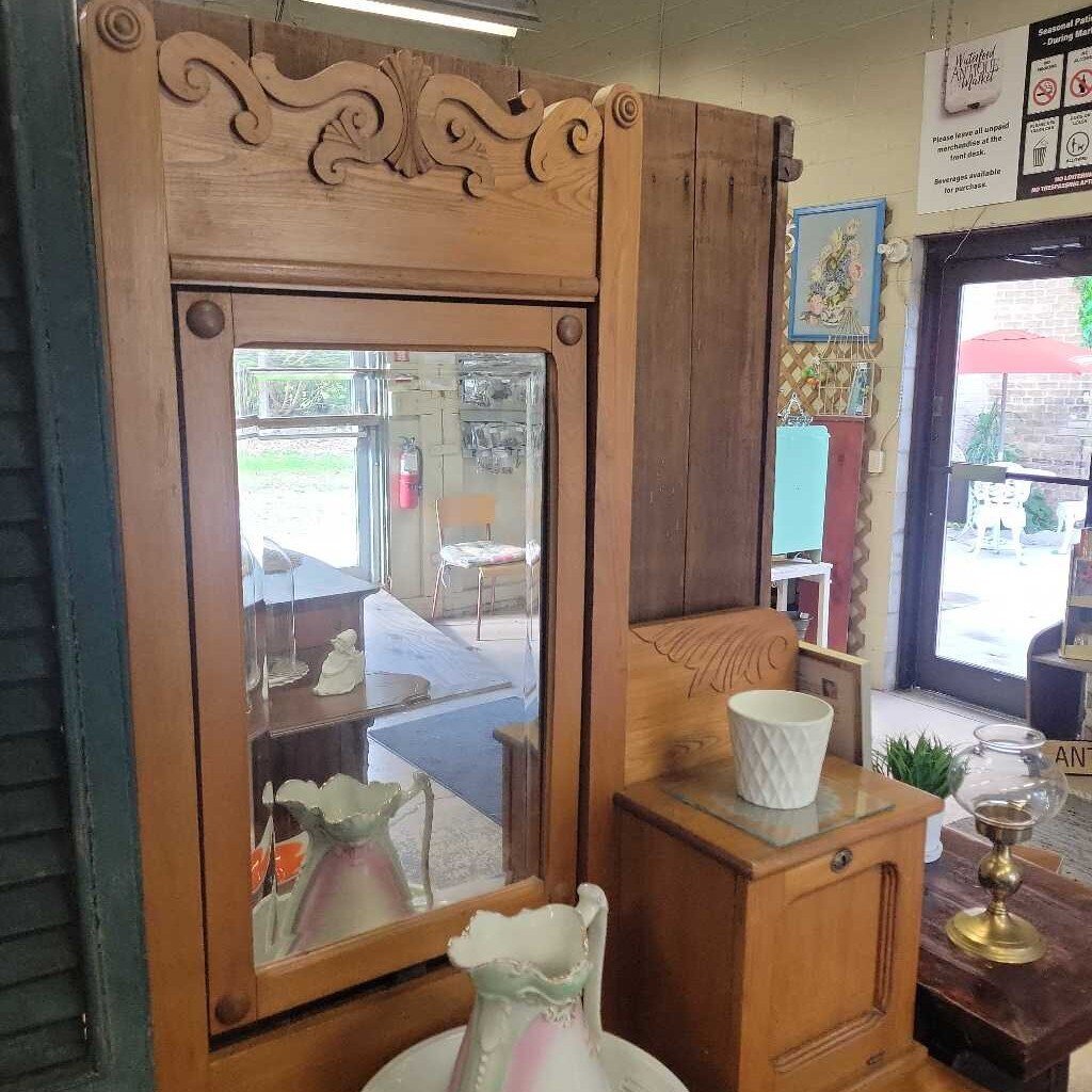 Gentlemens Dresser w/Mirror (YVO) (510)