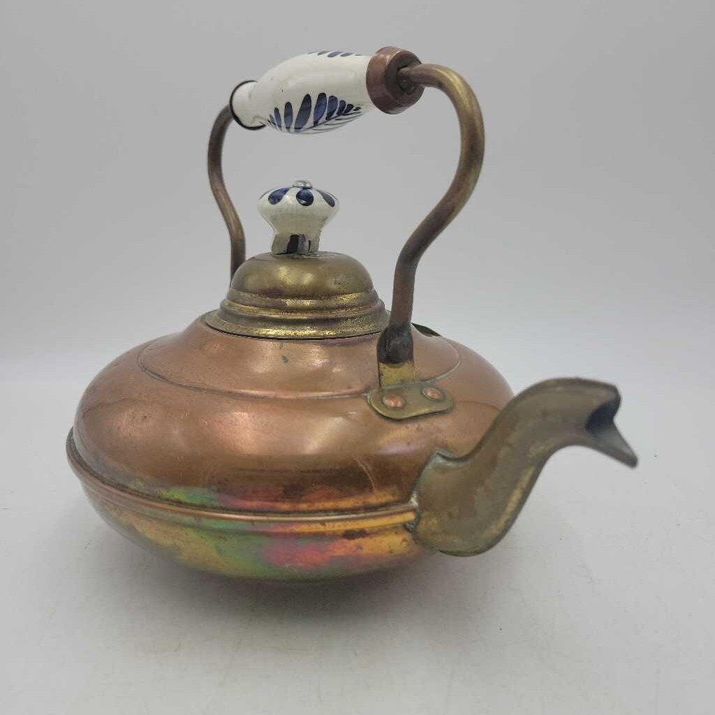 Copper Tea Pot (as found) chipped knob (YVO) (510)