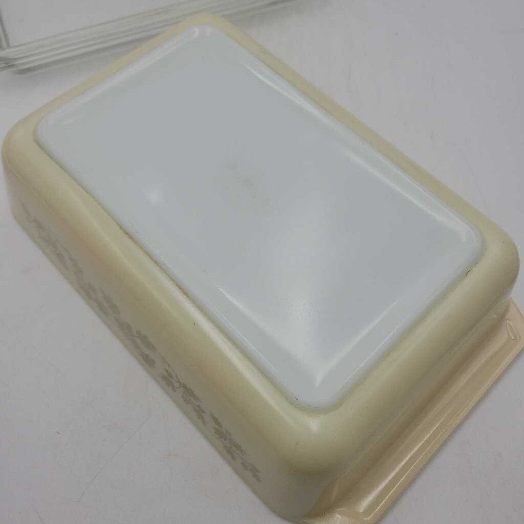 Pyrex "Golden Acorn" Covered casserole Dish (TRE)