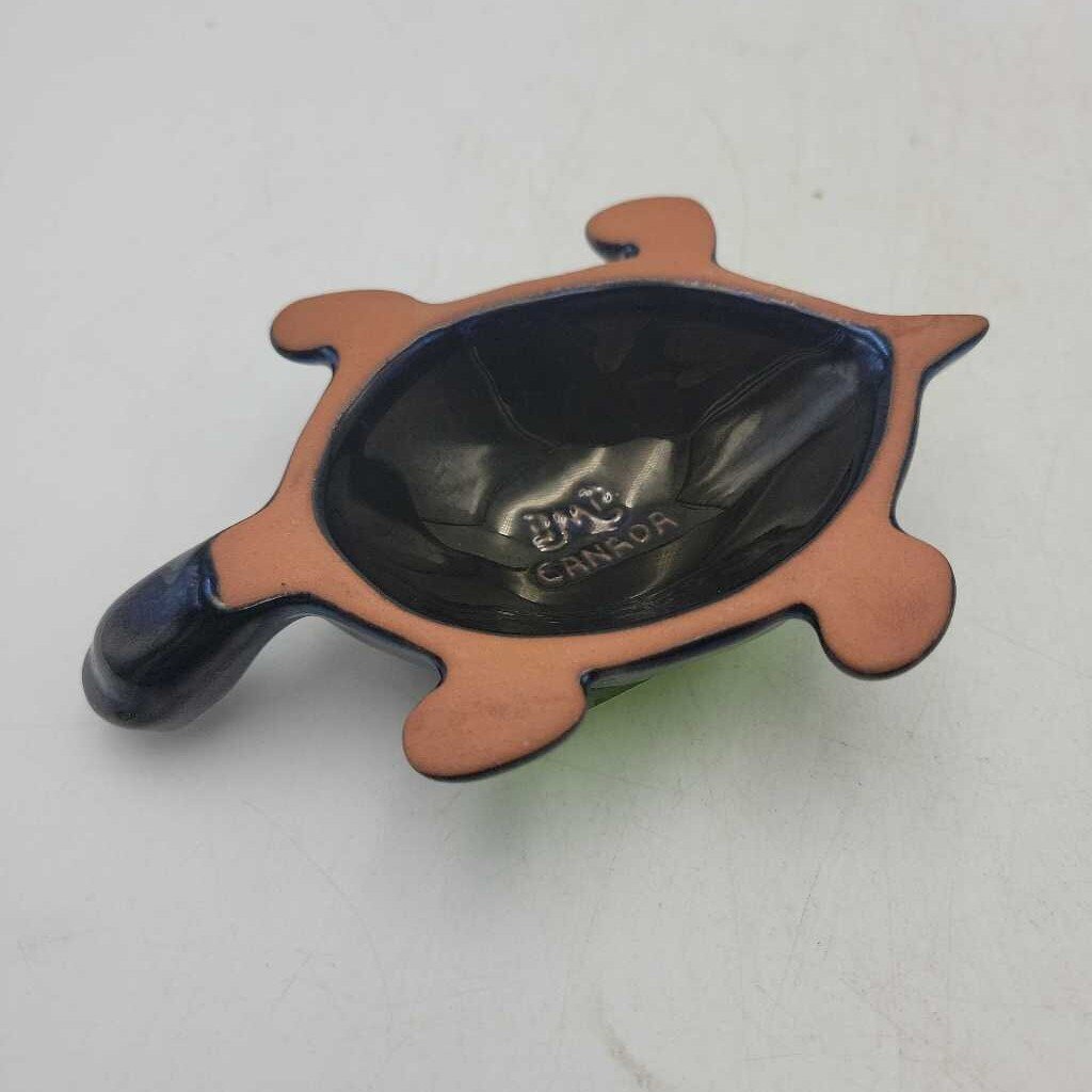 Blue mountain Pottery turtle (KEN)