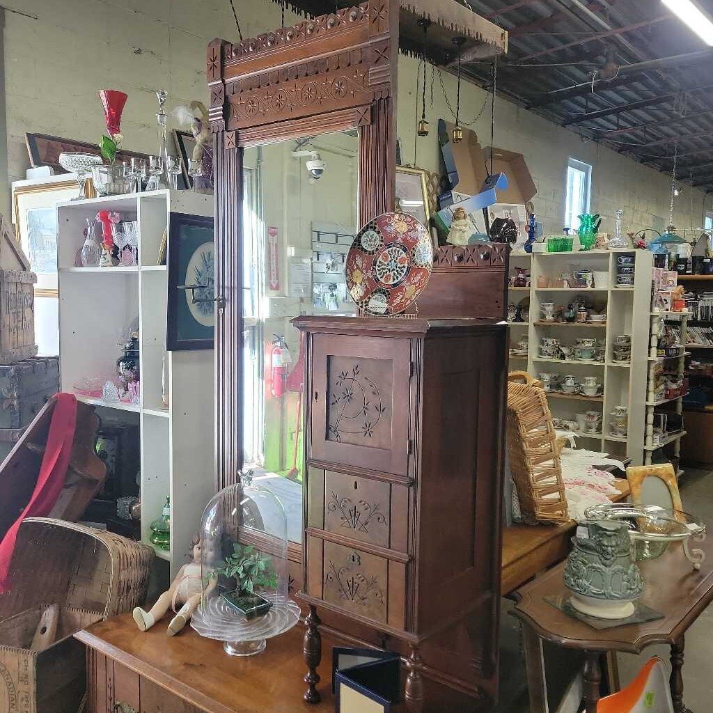 Beautiful Eastlake Gentlemans Dresser w/Swivel Mirror (YVO) (511)