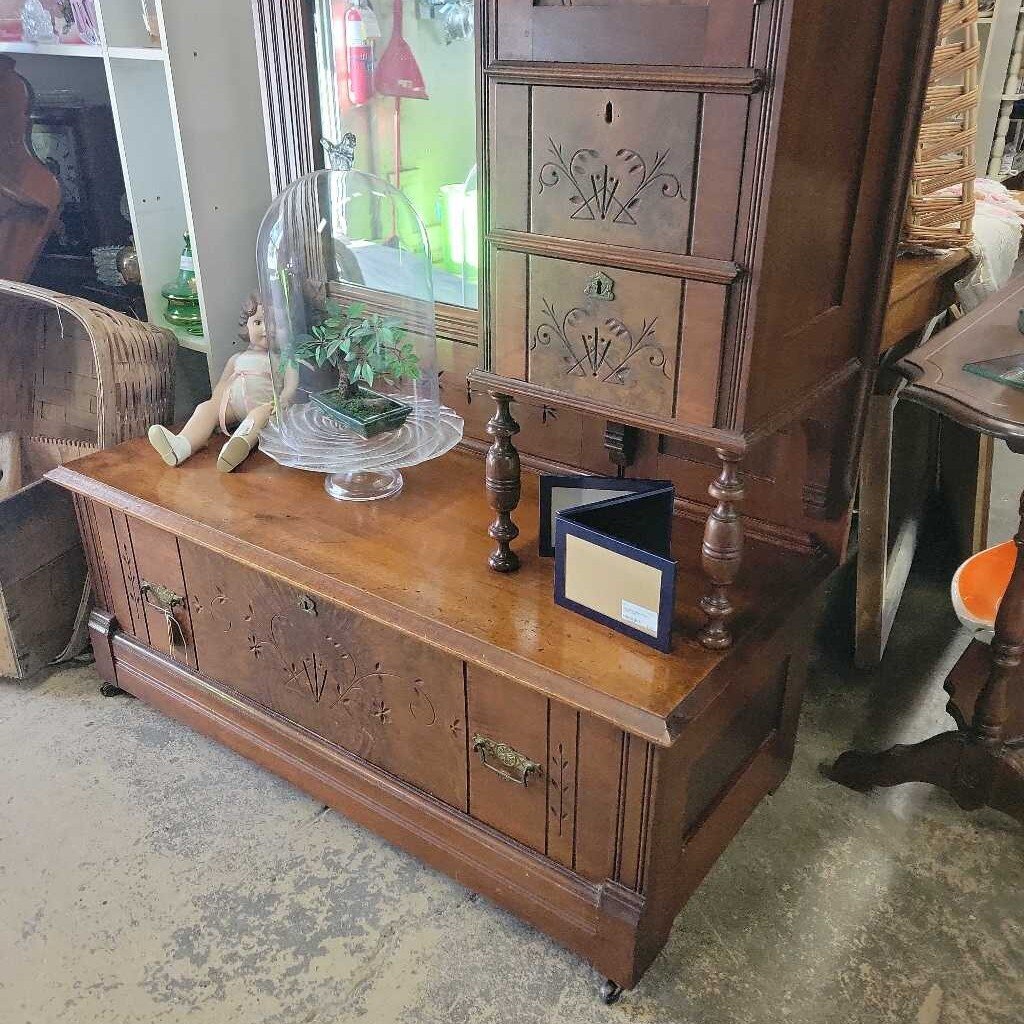 Beautiful Eastlake Gentlemans Dresser w/Swivel Mirror (YVO) (511)