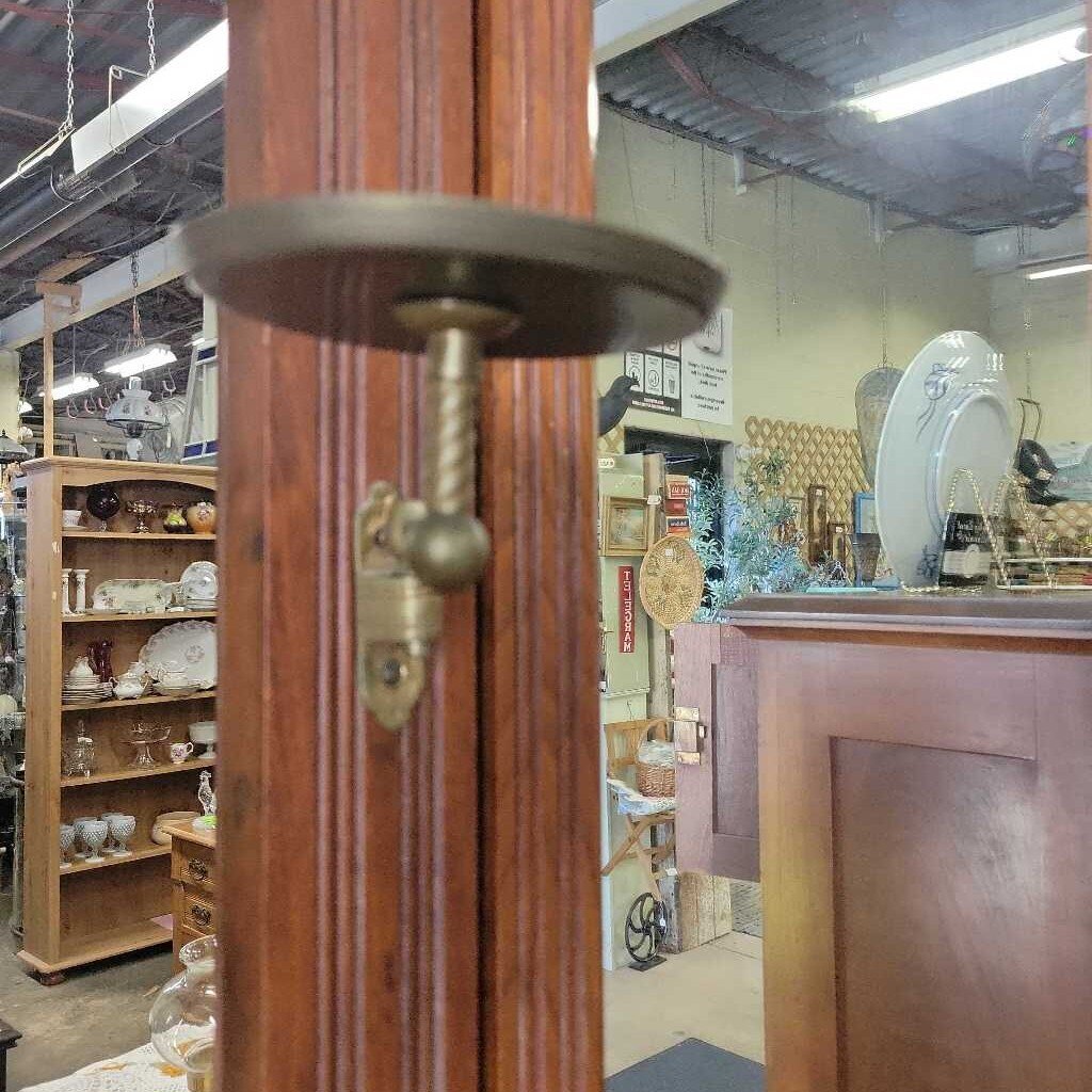 Beautiful Eastlake Gentlemans Dresser w/Swivel Mirror (YVO) (511)