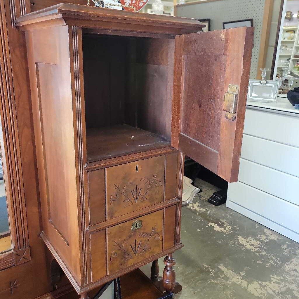 Beautiful Eastlake Gentlemans Dresser w/Swivel Mirror (YVO) (511)