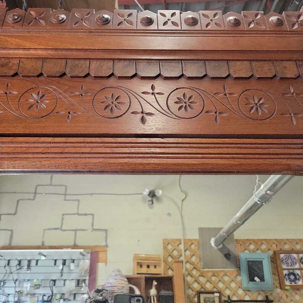 Beautiful Eastlake Gentlemans Dresser w/Swivel Mirror (YVO) (511)