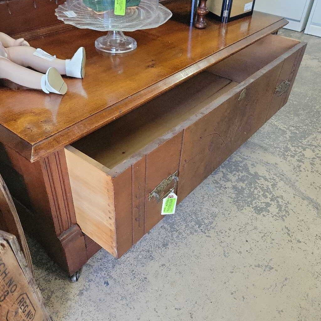 Beautiful Eastlake Gentlemans Dresser w/Swivel Mirror (YVO) (511)