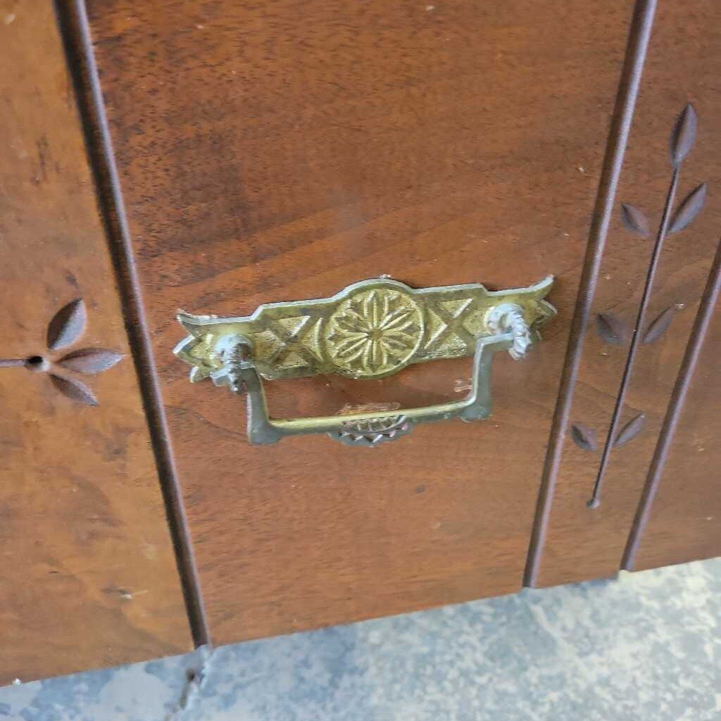 Beautiful Eastlake Gentlemans Dresser w/Swivel Mirror (YVO) (511)