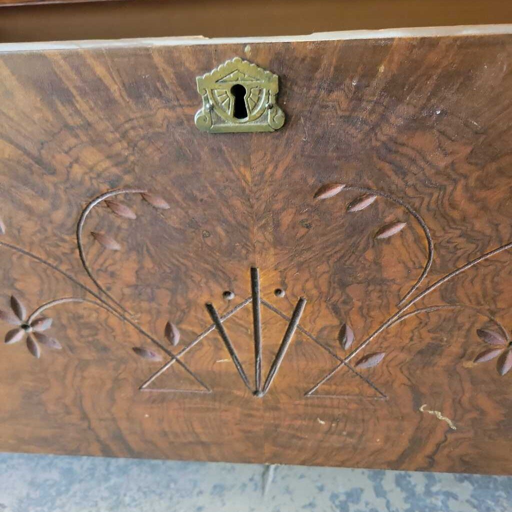 Beautiful Eastlake Gentlemans Dresser w/Swivel Mirror (YVO) (511)