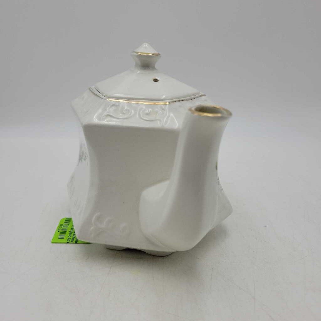 Ellgreave Genuine Ironstone Christmas Teapot, Made in England SCCD0031