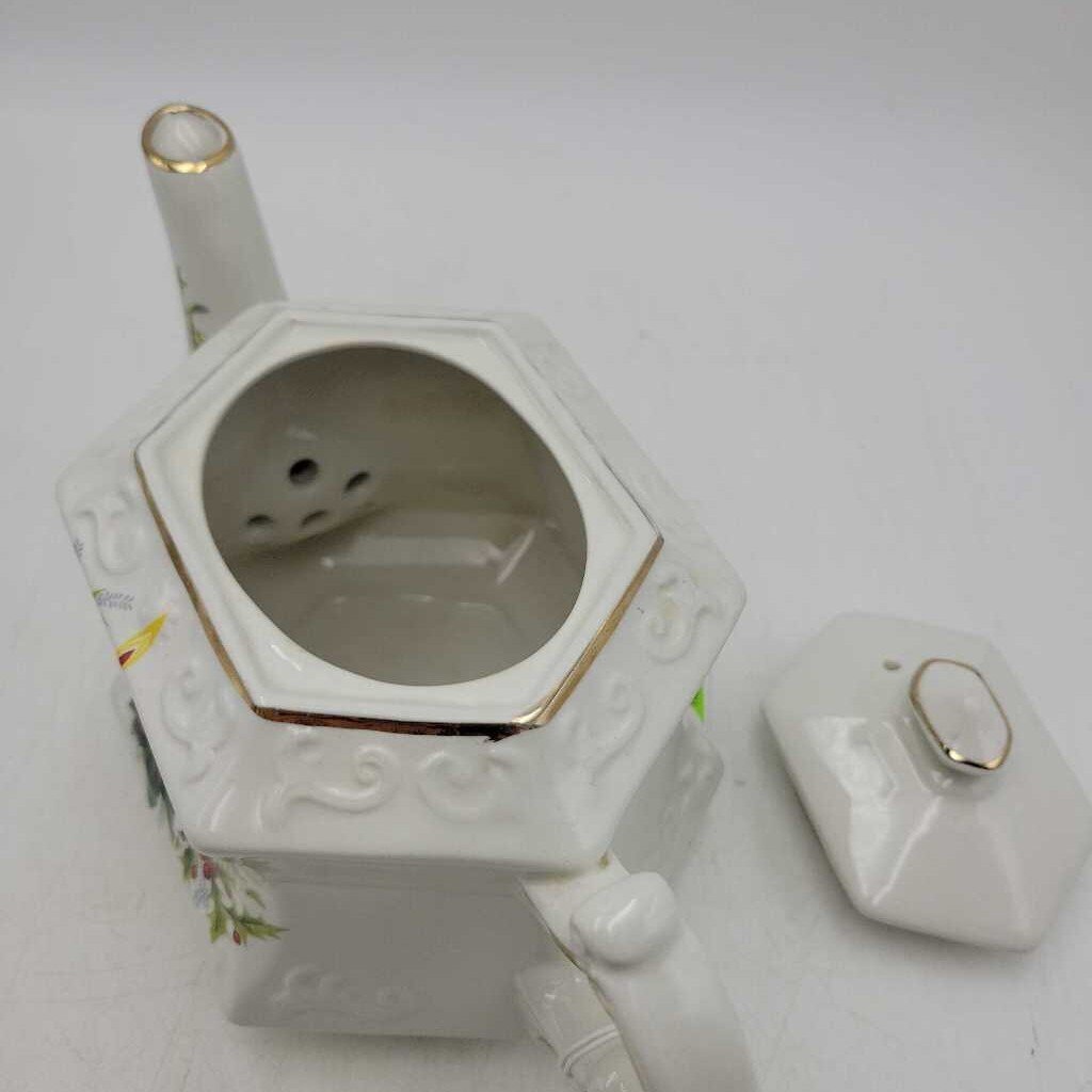 Ellgreave Genuine Ironstone Christmas Teapot, Made in England SCCD0031