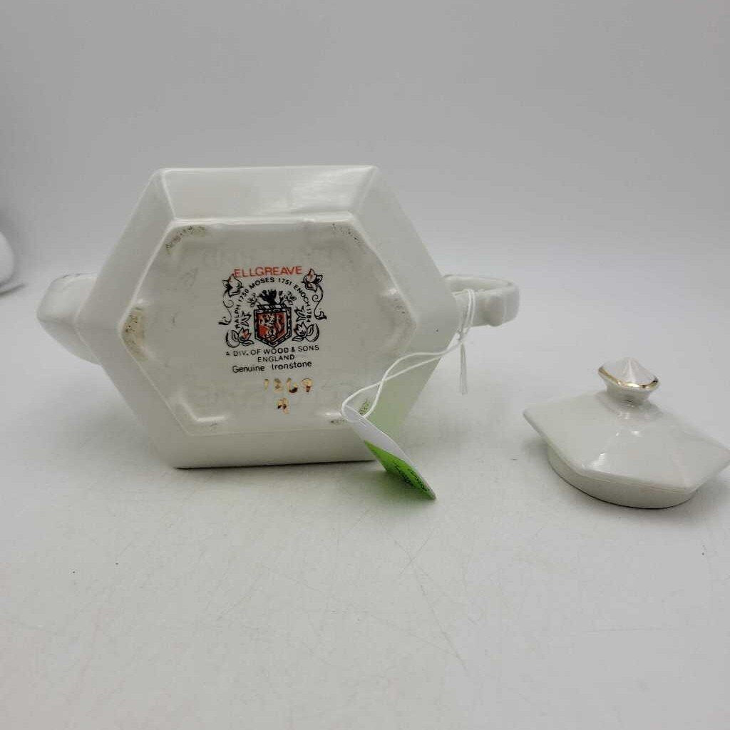 Ellgreave Genuine Ironstone Christmas Teapot, Made in England SCCD0031