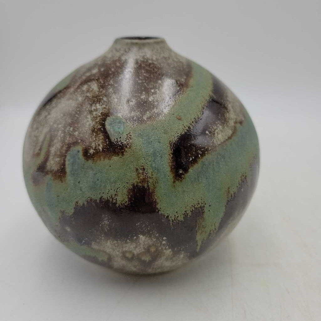 Studio pottery vase(JAS)