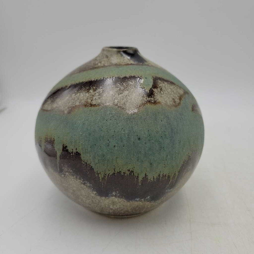 Studio pottery vase(JAS)