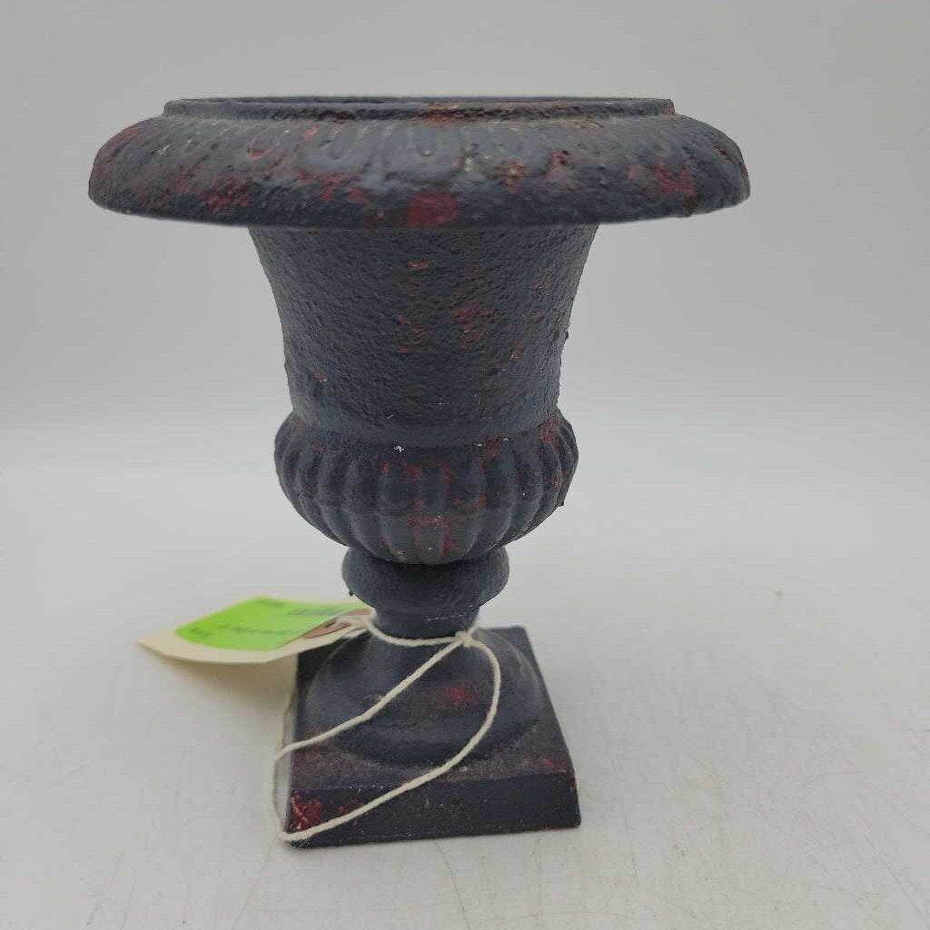 Cast iron urn (US2)