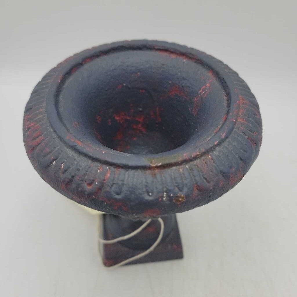 Cast iron urn (US2)