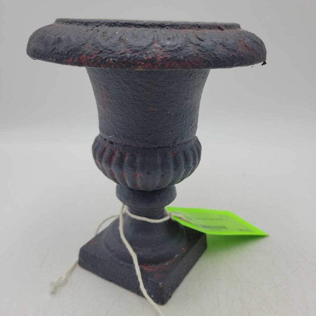 Cast iron urn (US2)