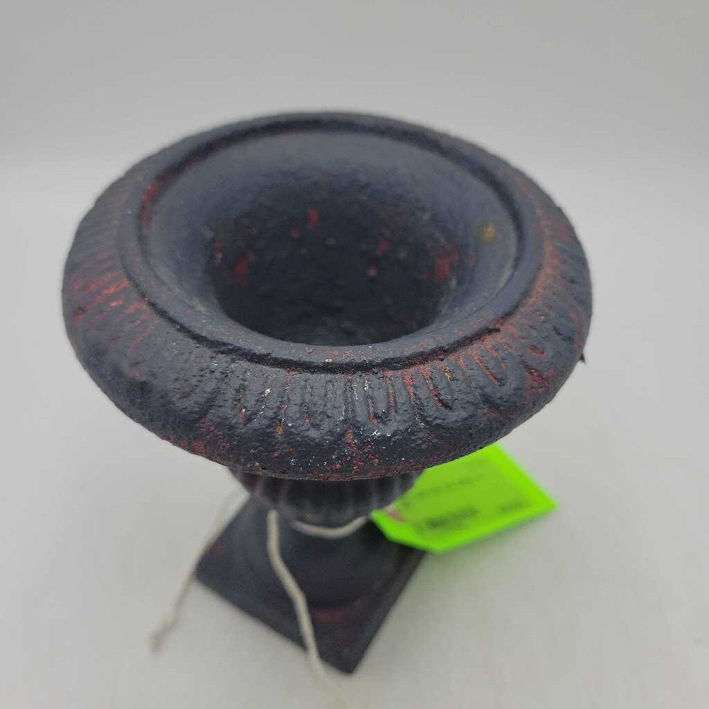 Cast iron urn (US2)