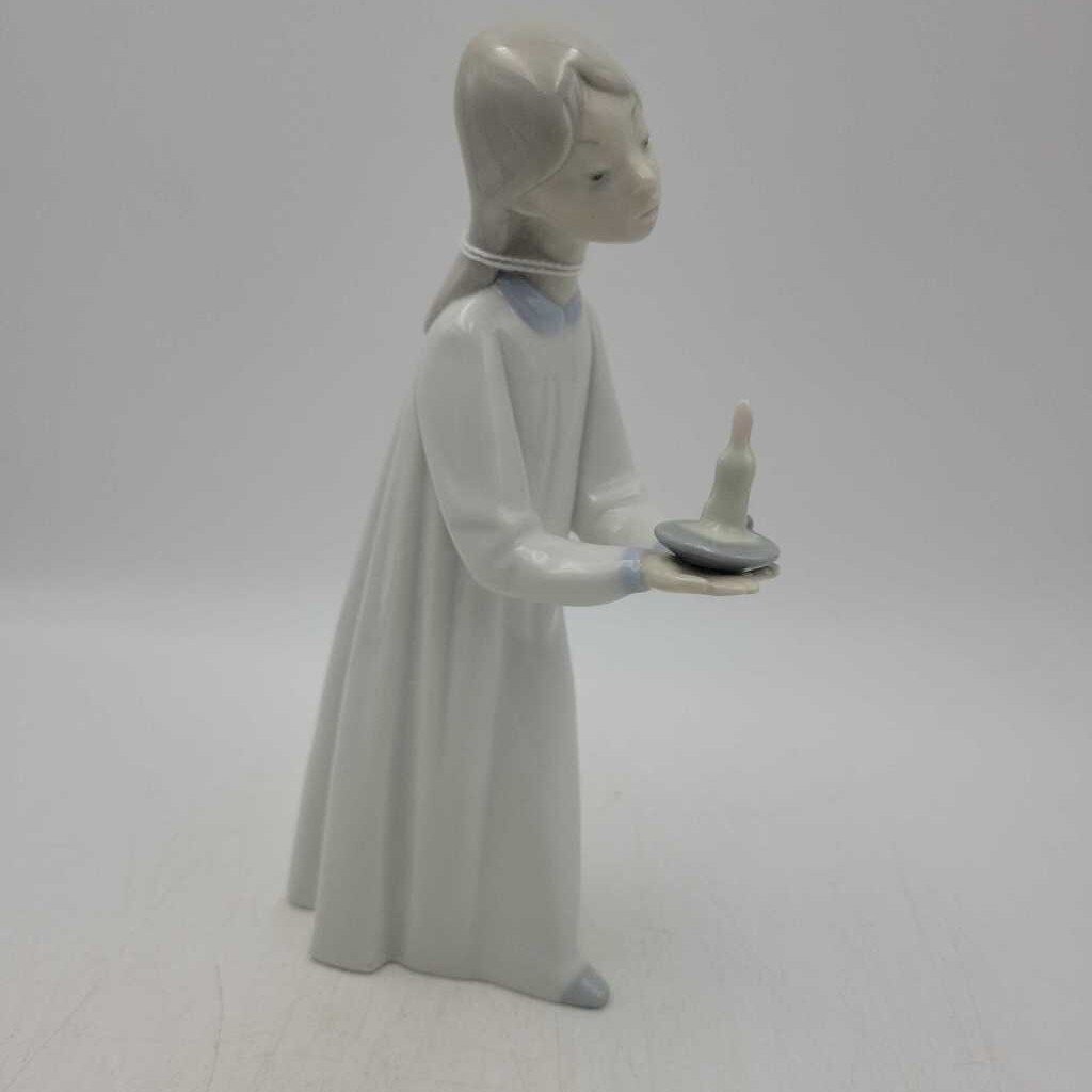 Lladro Girl With Candle (DEB)
