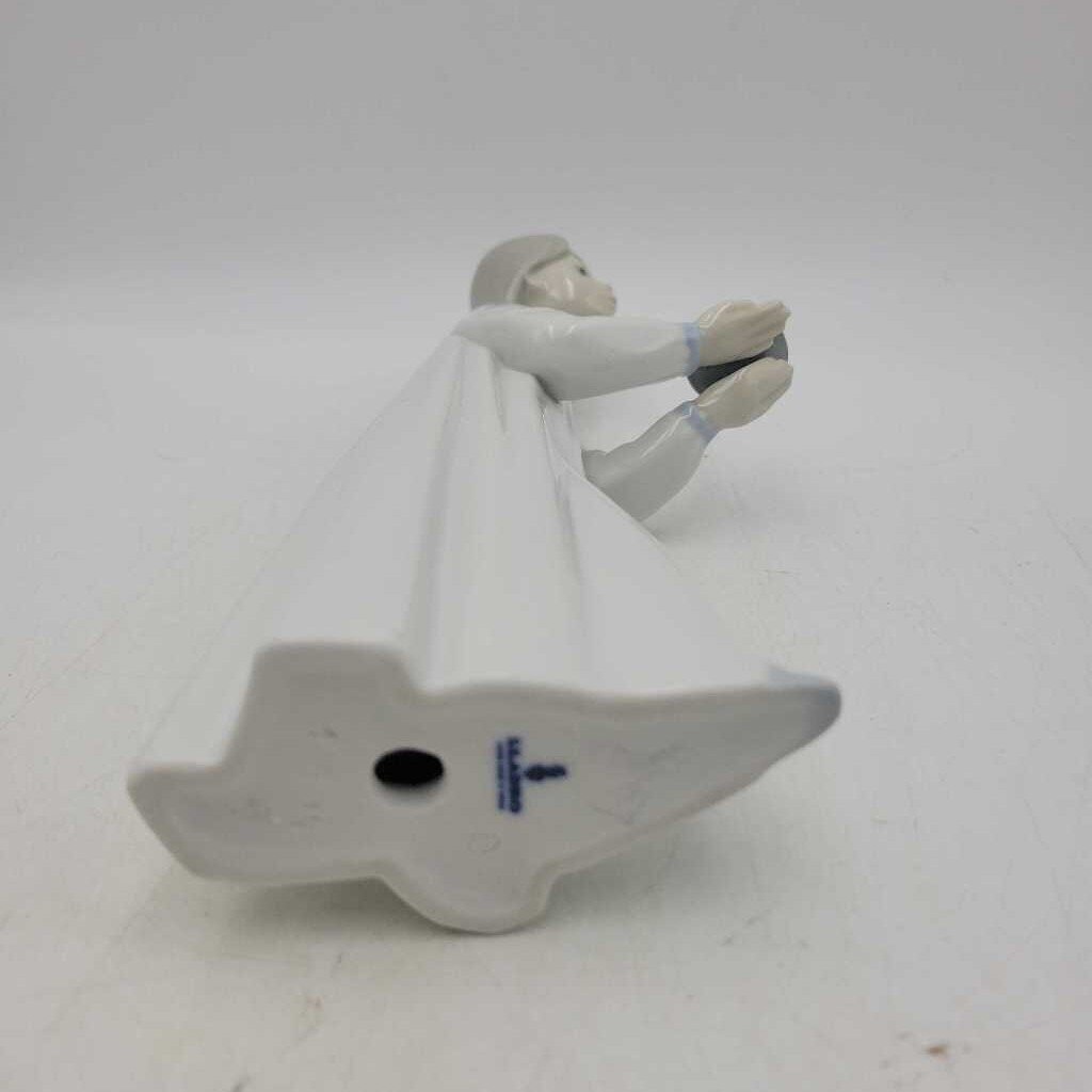 Lladro Girl With Candle (DEB)