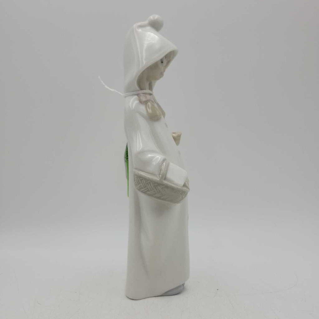 Lladro Girl with basket (DEB)