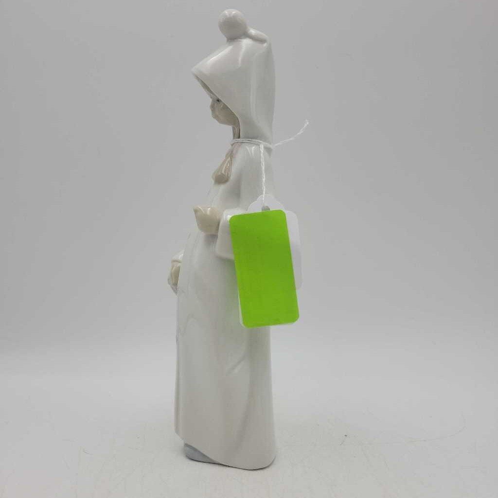 Lladro Girl with basket (DEB)