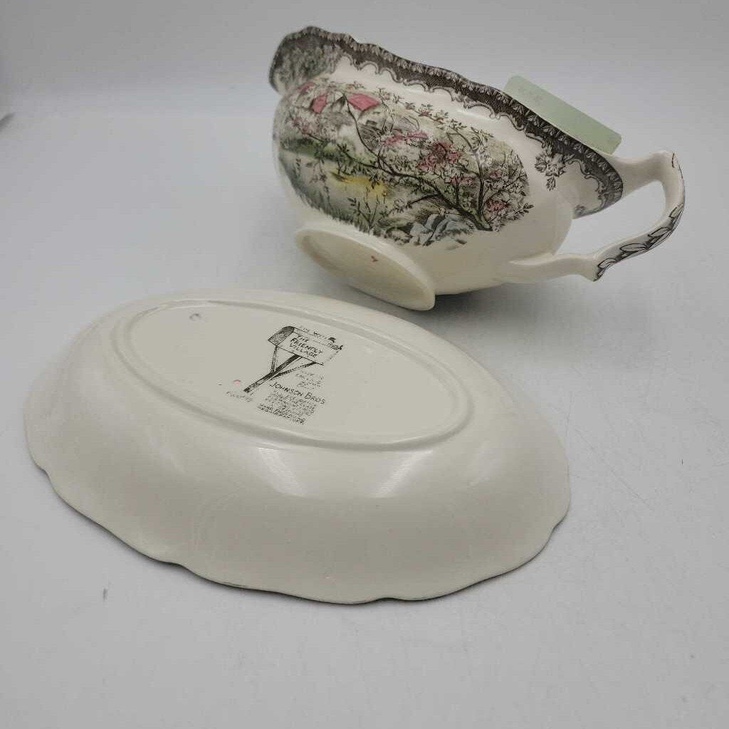 Friendly Village Gravey Boat and Dish (YVO) (511)