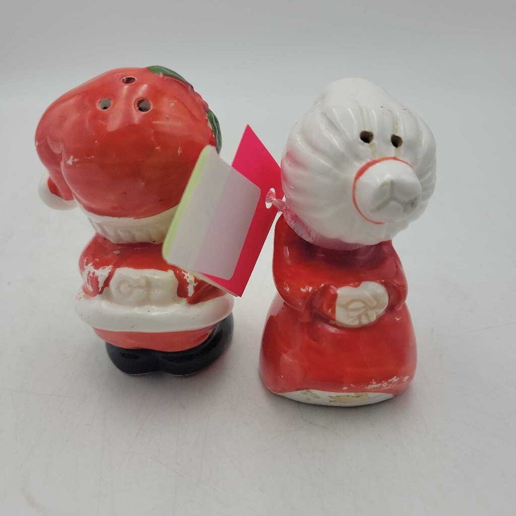 Kissing Santa Claus and Mrs. Claus (KAR)