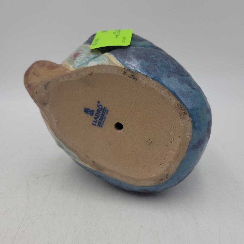 Lladro Eskimo Figure (RHA) 1985