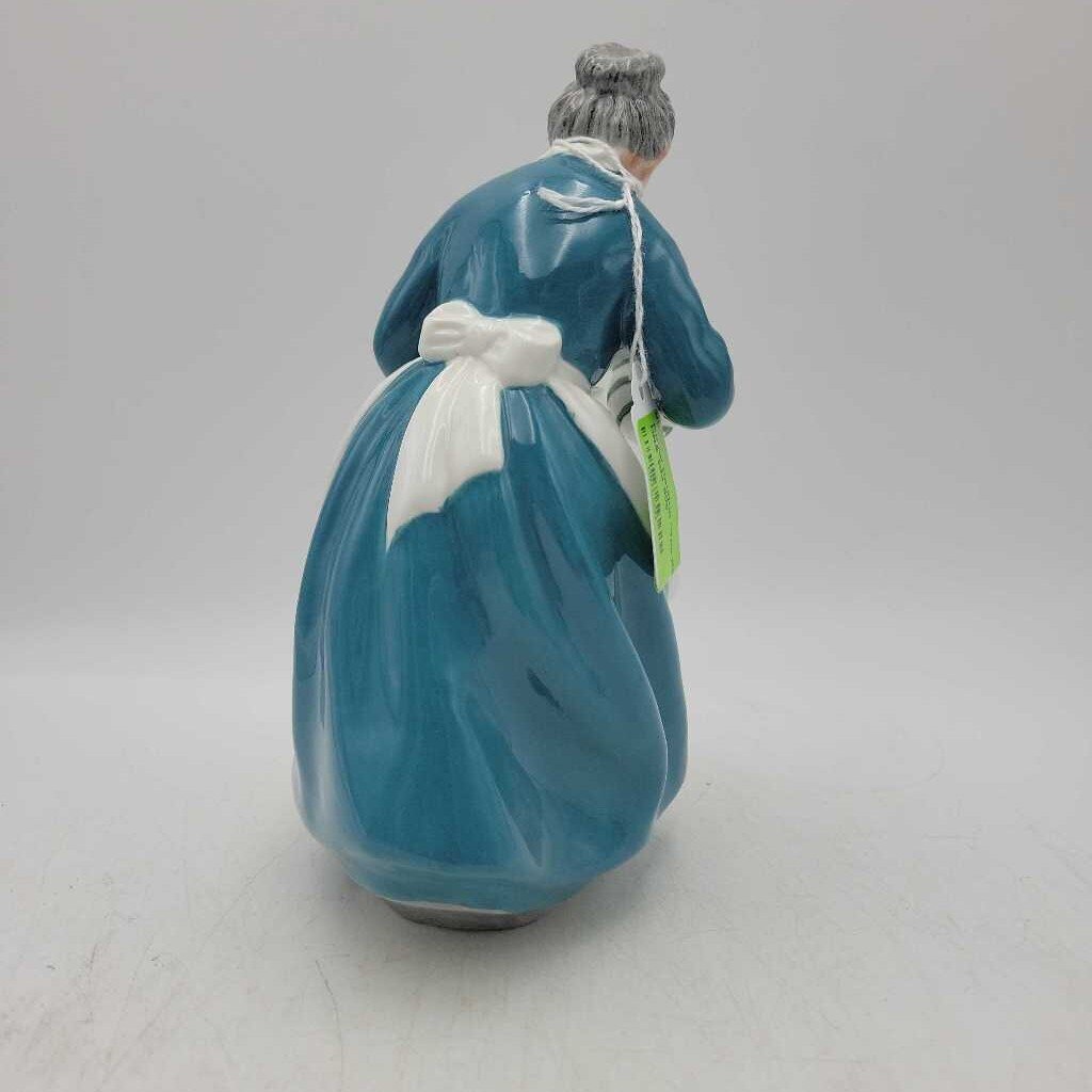 Royal Doulton "The Favorite" HN# 224 (NS) 605