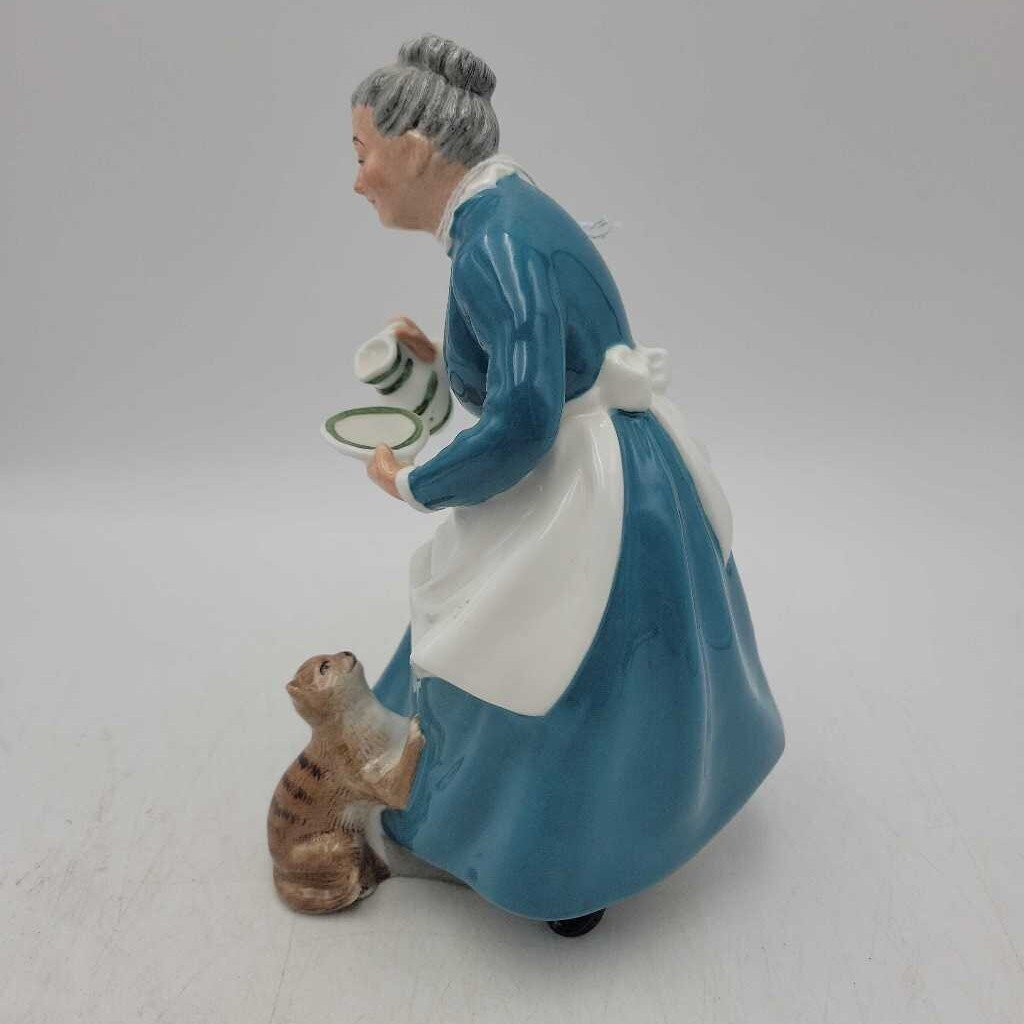 Royal Doulton "The Favorite" HN# 224 (NS) 605