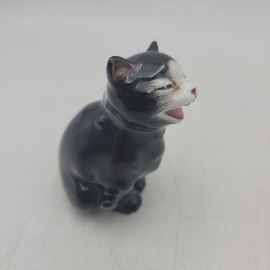 Royal Doulton Lucky Cat (YVO) (512)
