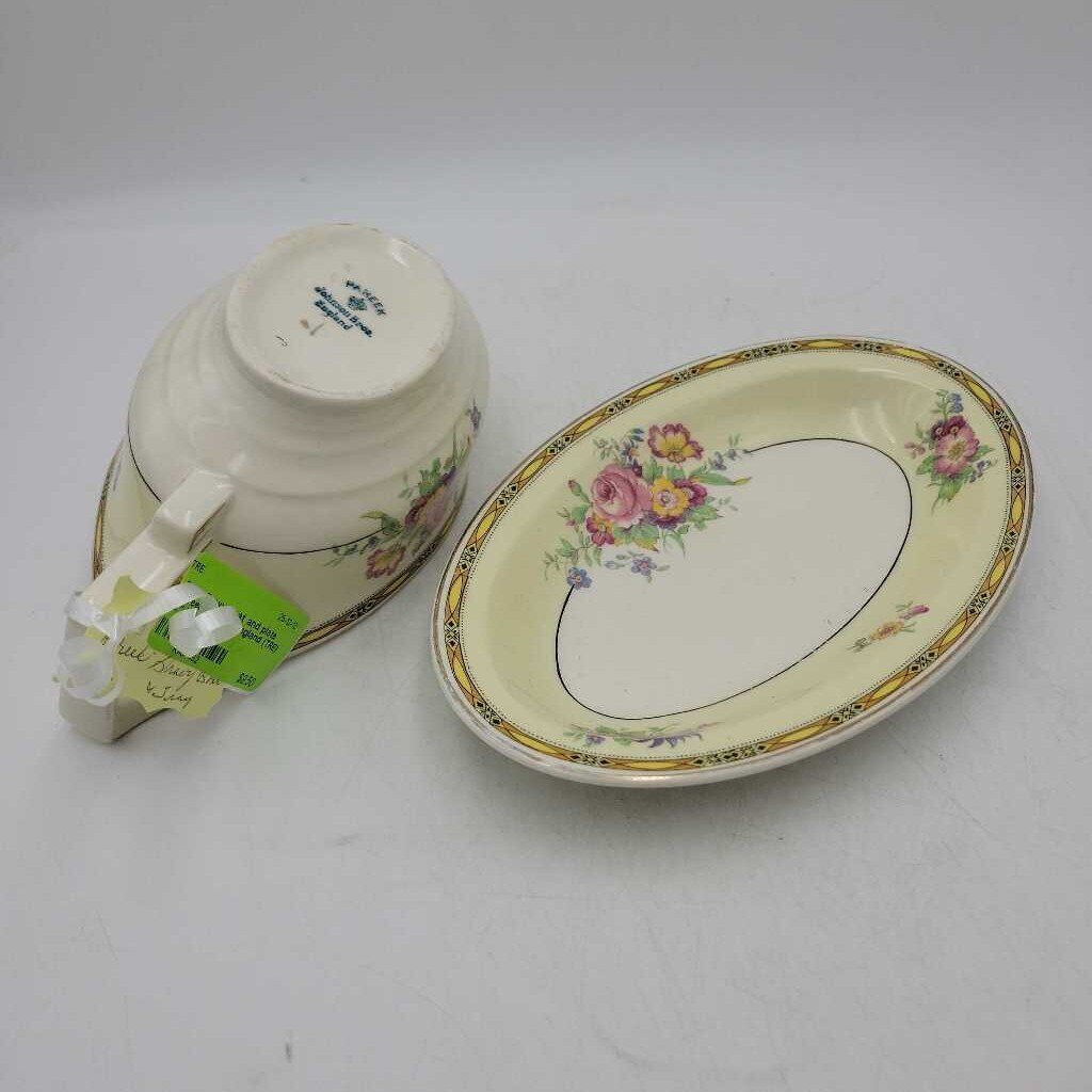 Gravy boat and plate Pareek made in England (TRE)