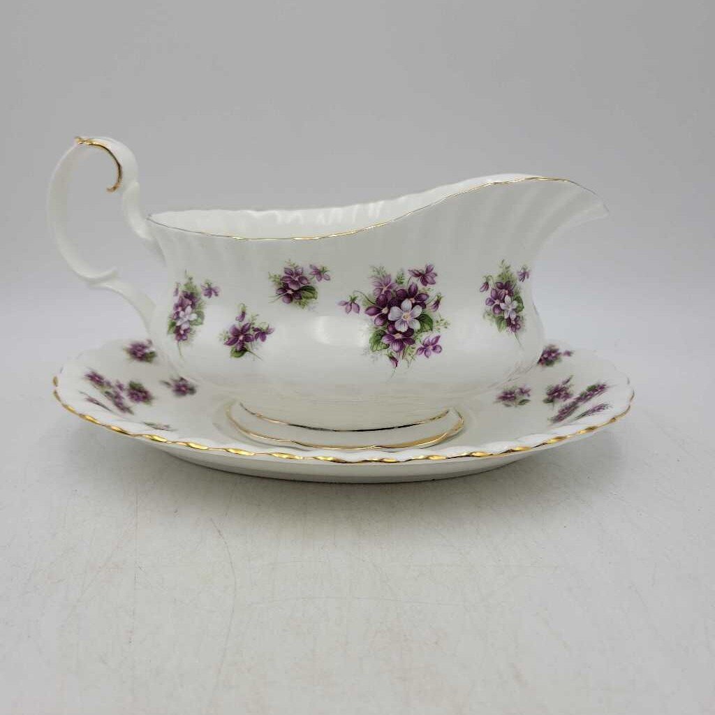 Royal Albert "Sweet Violet" Gravy and Plate (YVO) (602)