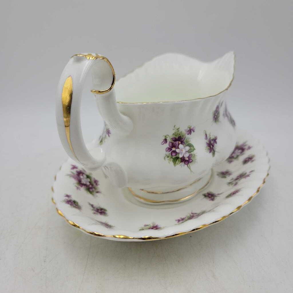 Royal Albert "Sweet Violet" Gravy and Plate (YVO) (602)