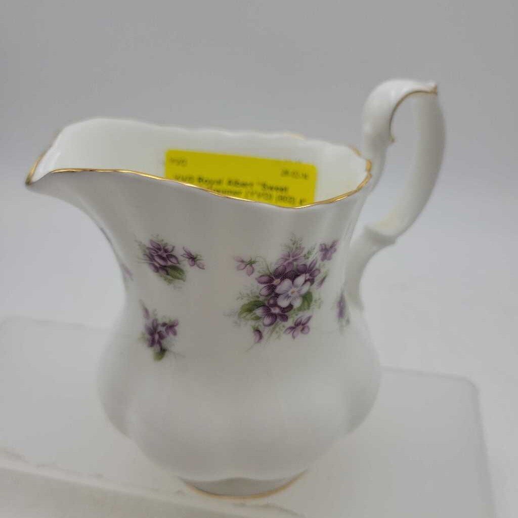 Royal Albert "Sweet Violet" Creamer (YVO) (602)