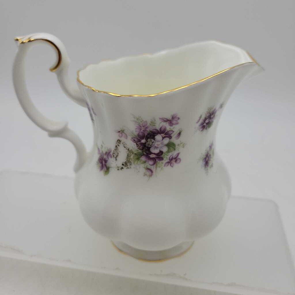 Royal Albert "Sweet Violet" Creamer (YVO) (602)