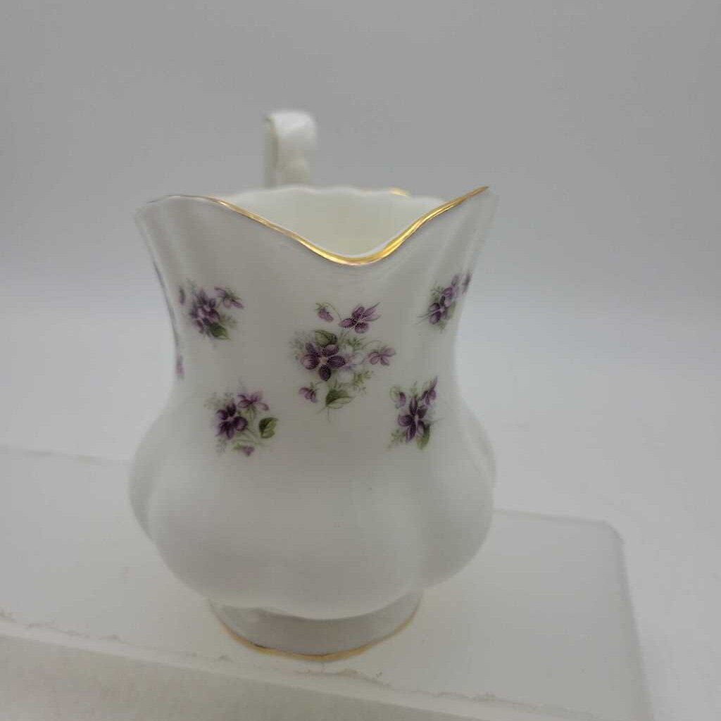 Royal Albert "Sweet Violet" Creamer (YVO) (602)