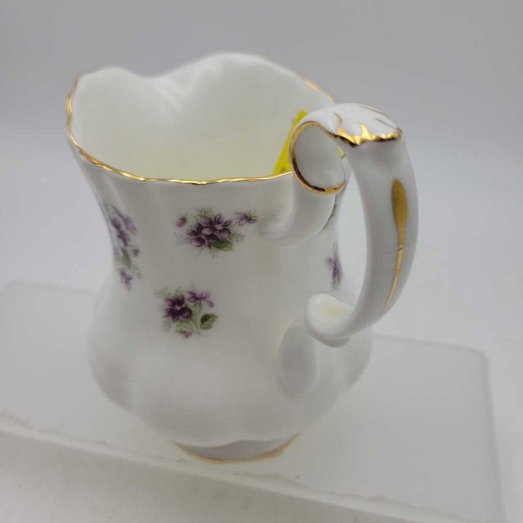 Royal Albert "Sweet Violet" Creamer (YVO) (602)
