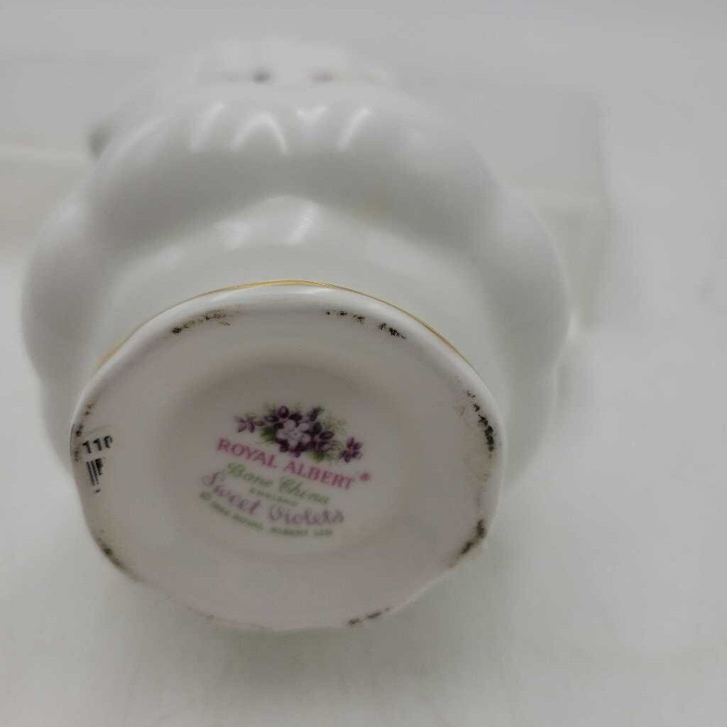 Royal Albert "Sweet Violet" Creamer (YVO) (602)