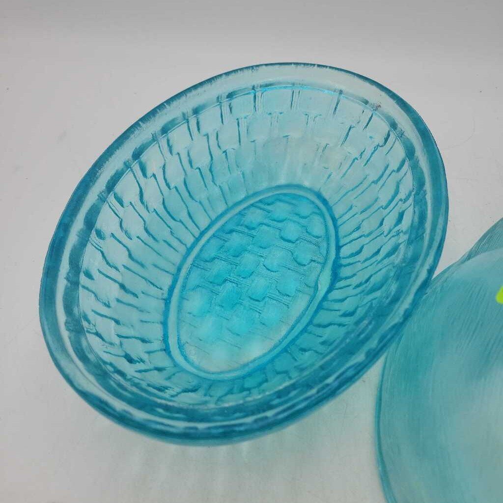 Large Blue Bunny on a nest (US2)