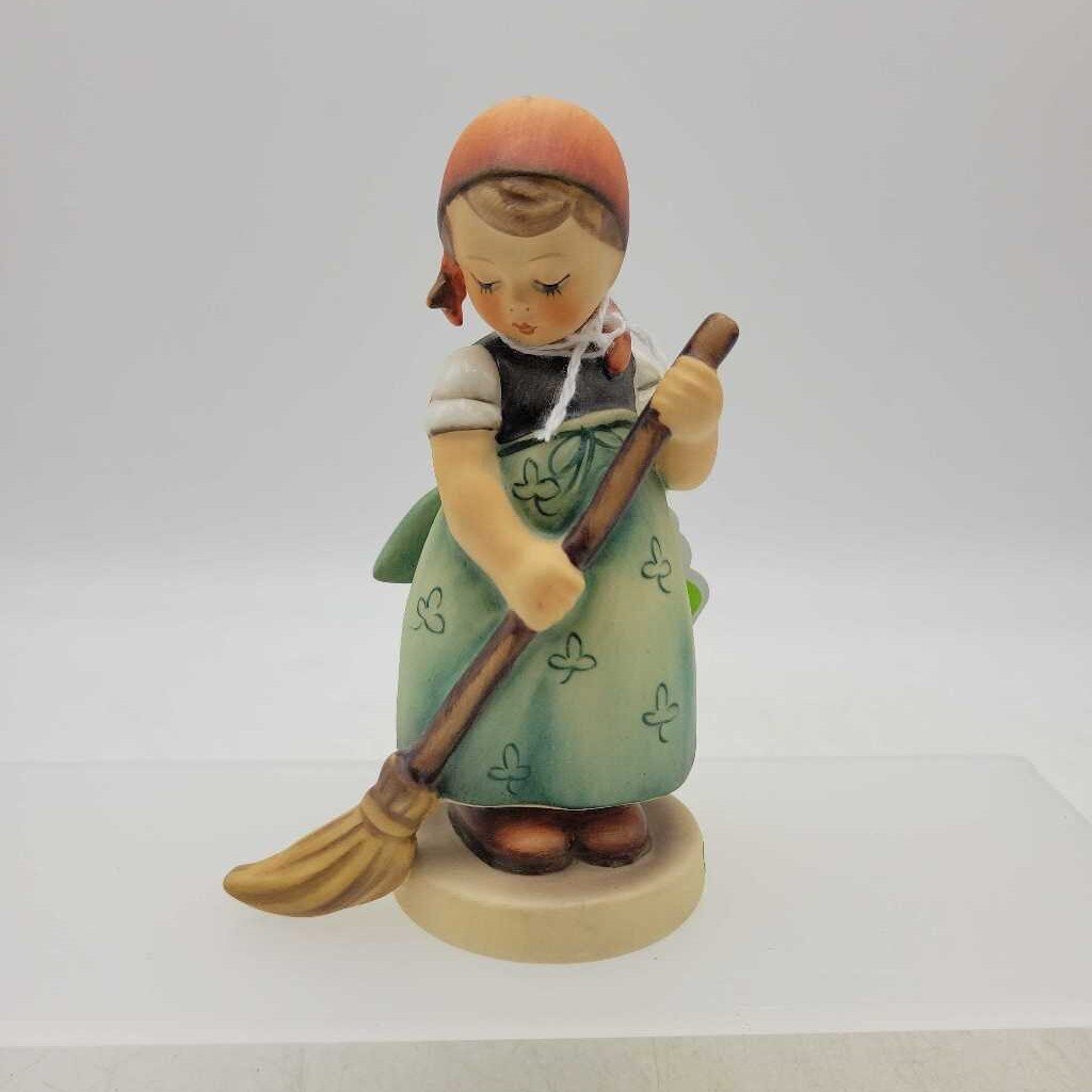 Goebel Hummel Girl figure "Little Sweeper"