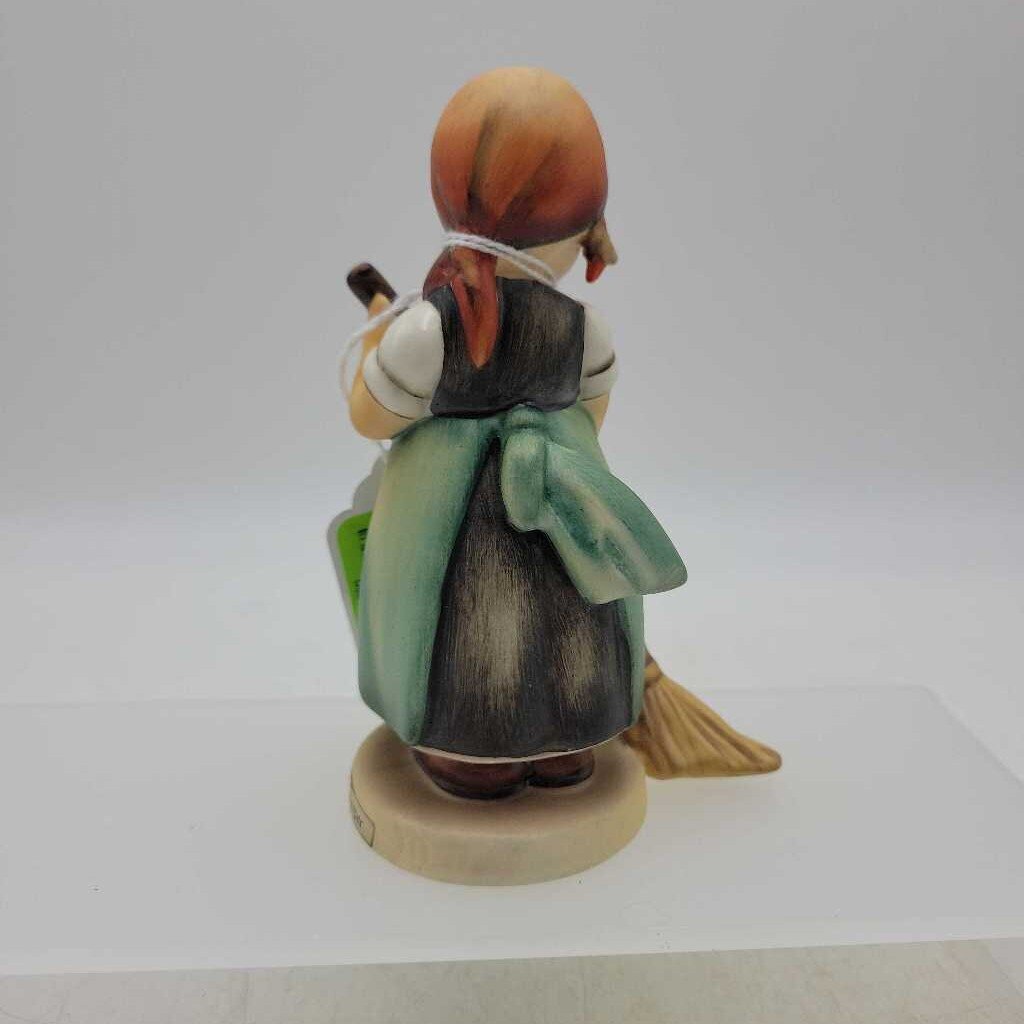 Goebel Hummel Girl figure "Little Sweeper"