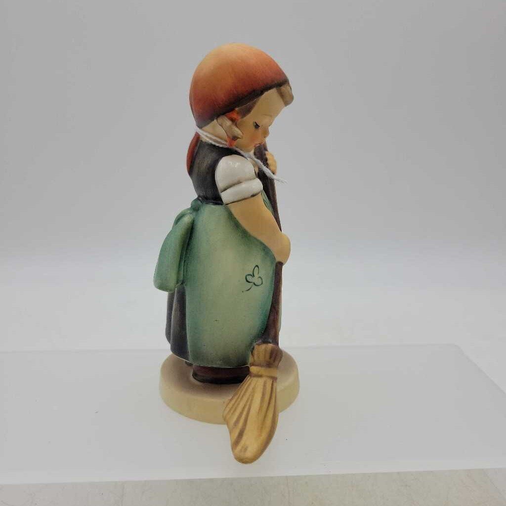 Goebel Hummel Girl figure "Little Sweeper"