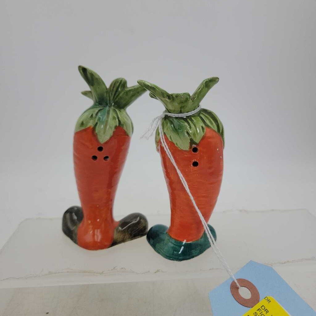 Vintage Anthropomorphic Figural Carrot Salt & Pepper Shakers Japan (DR)
