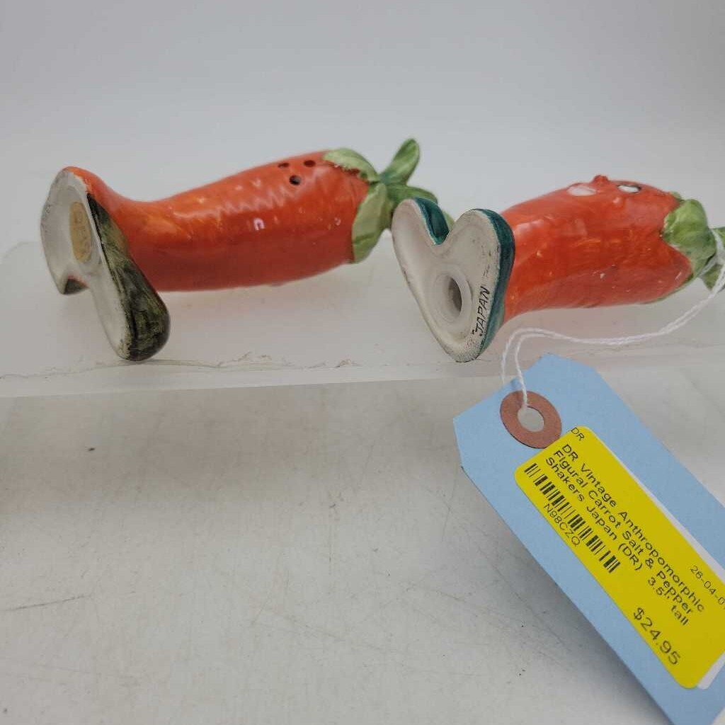 Vintage Anthropomorphic Figural Carrot Salt & Pepper Shakers Japan (DR)