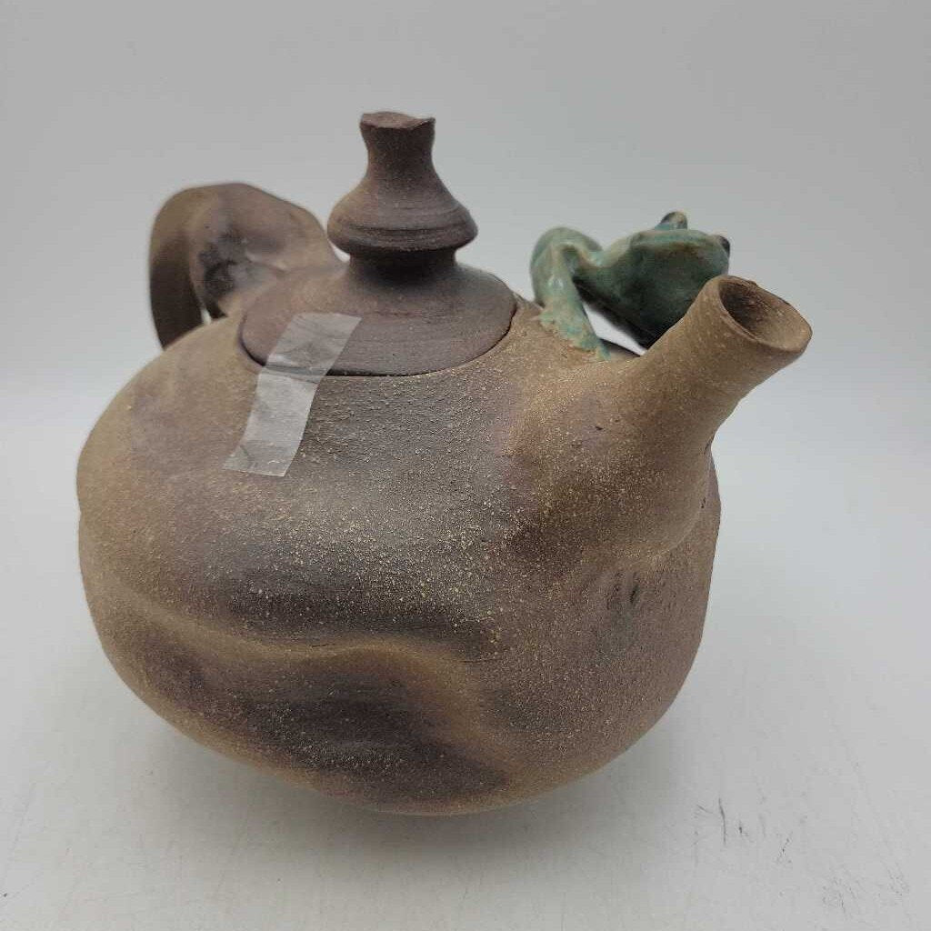 VTG teapot featuring a sculpted frog figure with a green glaze on a brown-glazed body (BG)