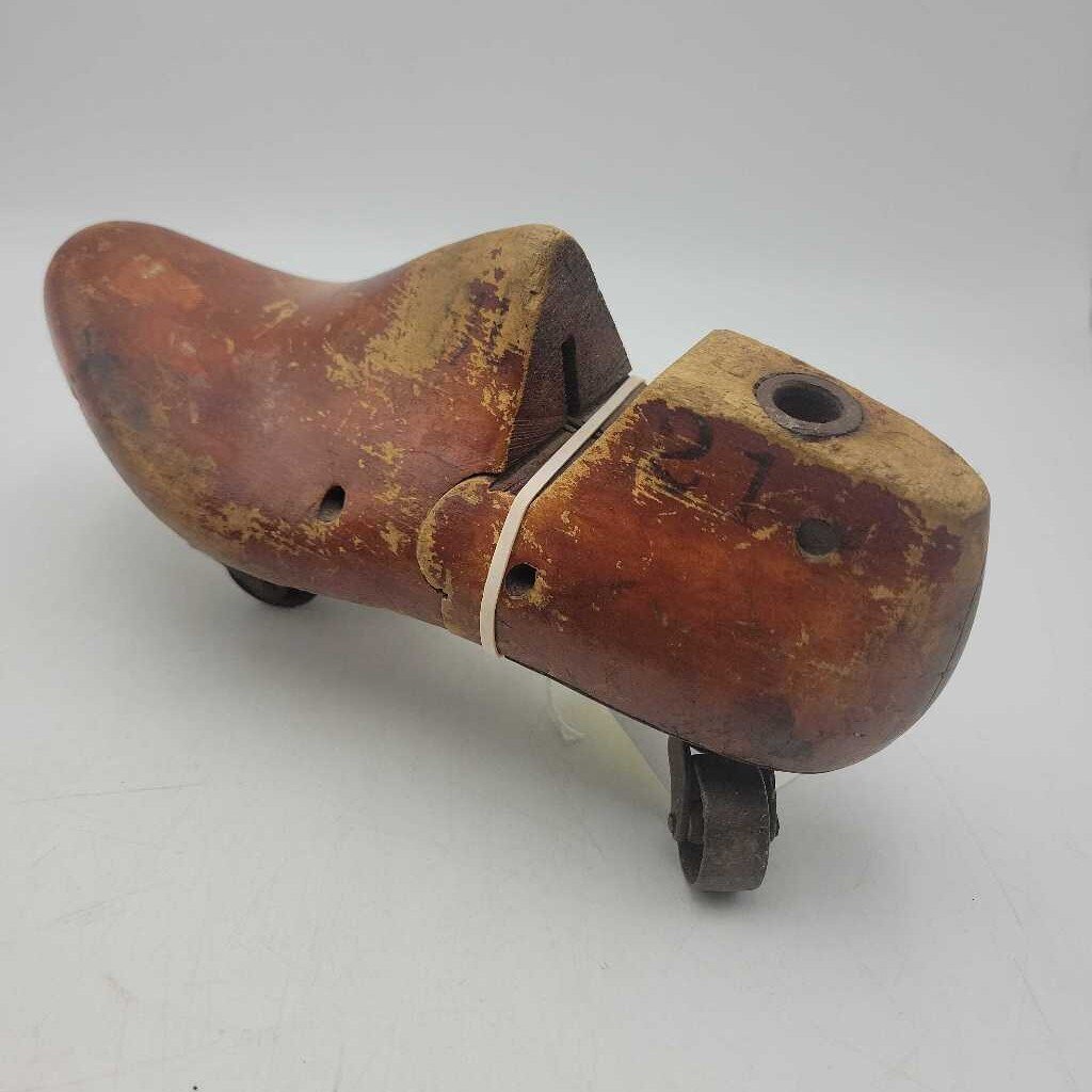 Wooden Shoe Form w Wheels (1772)
