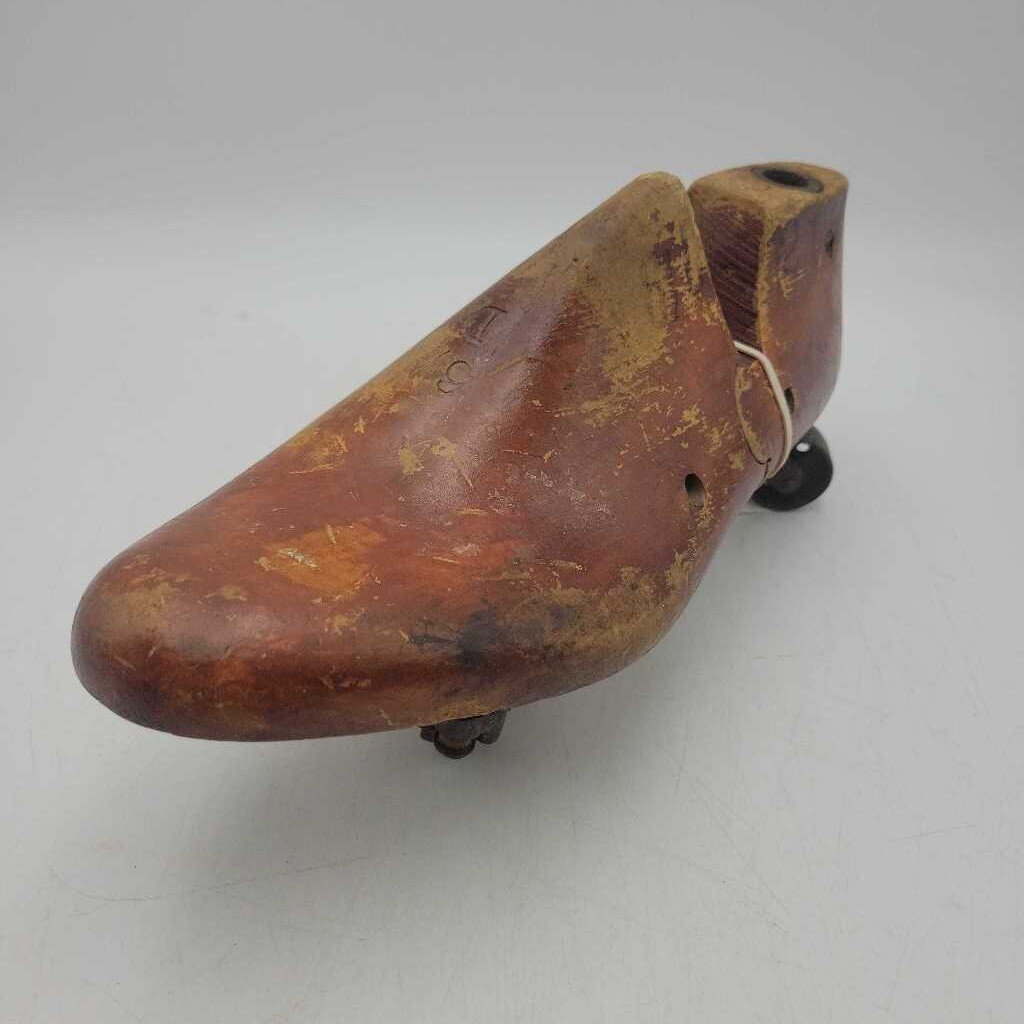 Wooden Shoe Form w Wheels (1772)