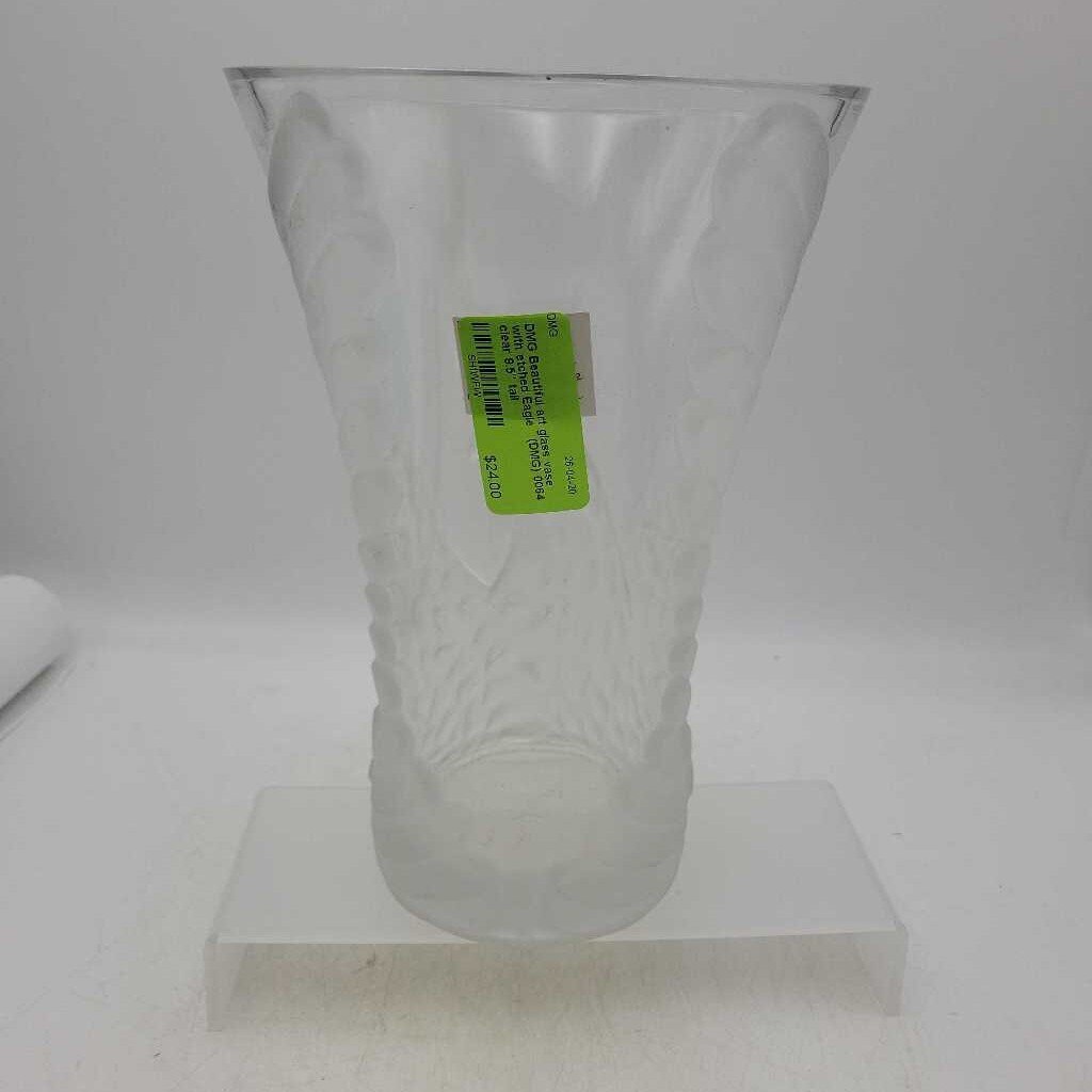 Beautiful art glass vase with etched Eagle (DMG) 0064